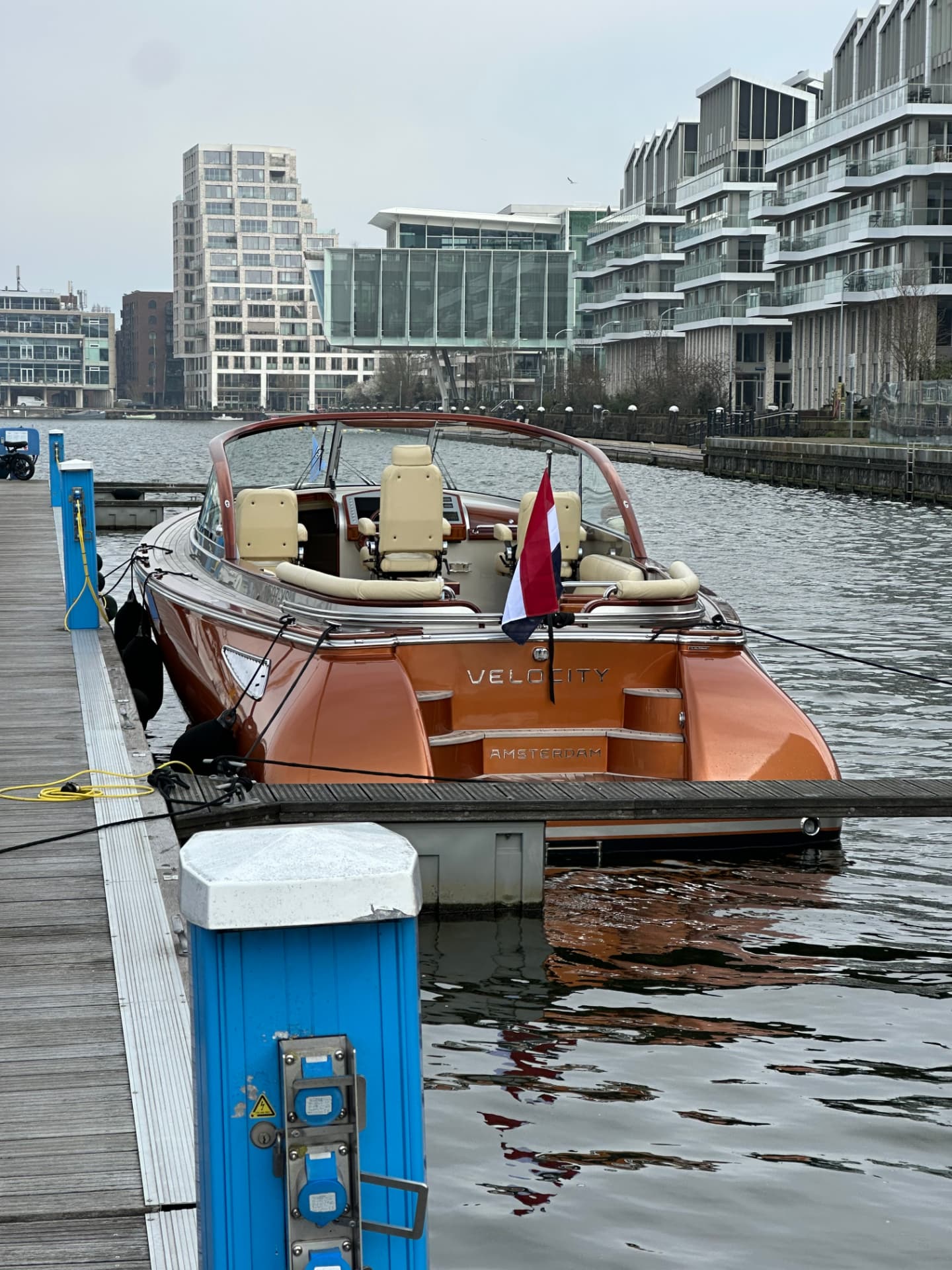De Wajer 37 van Velocity, afgemeerd aan een steiger in Amsterdam