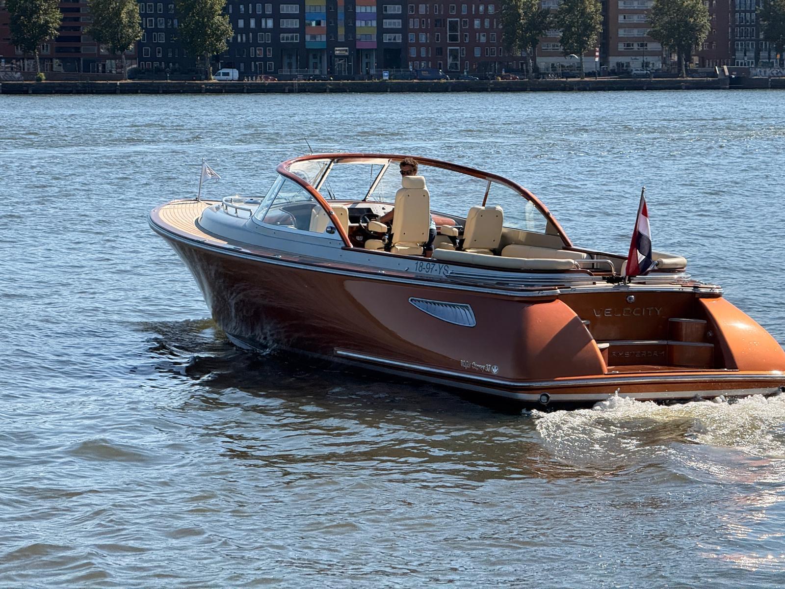De Velocity Wajer 37 vaart door Amsterdam