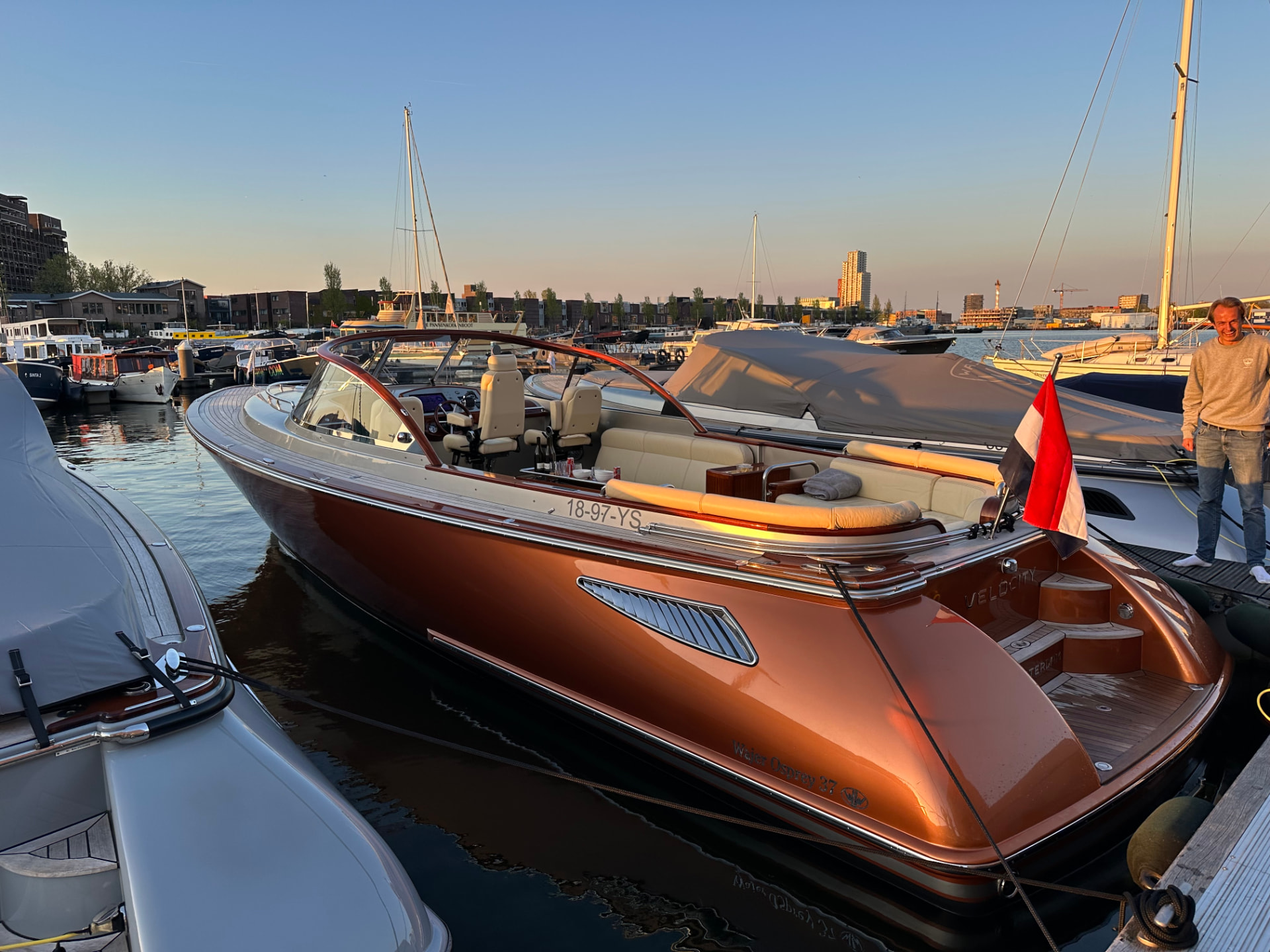 De Velocity Wajer 37 afgemeerd in Amsterdam