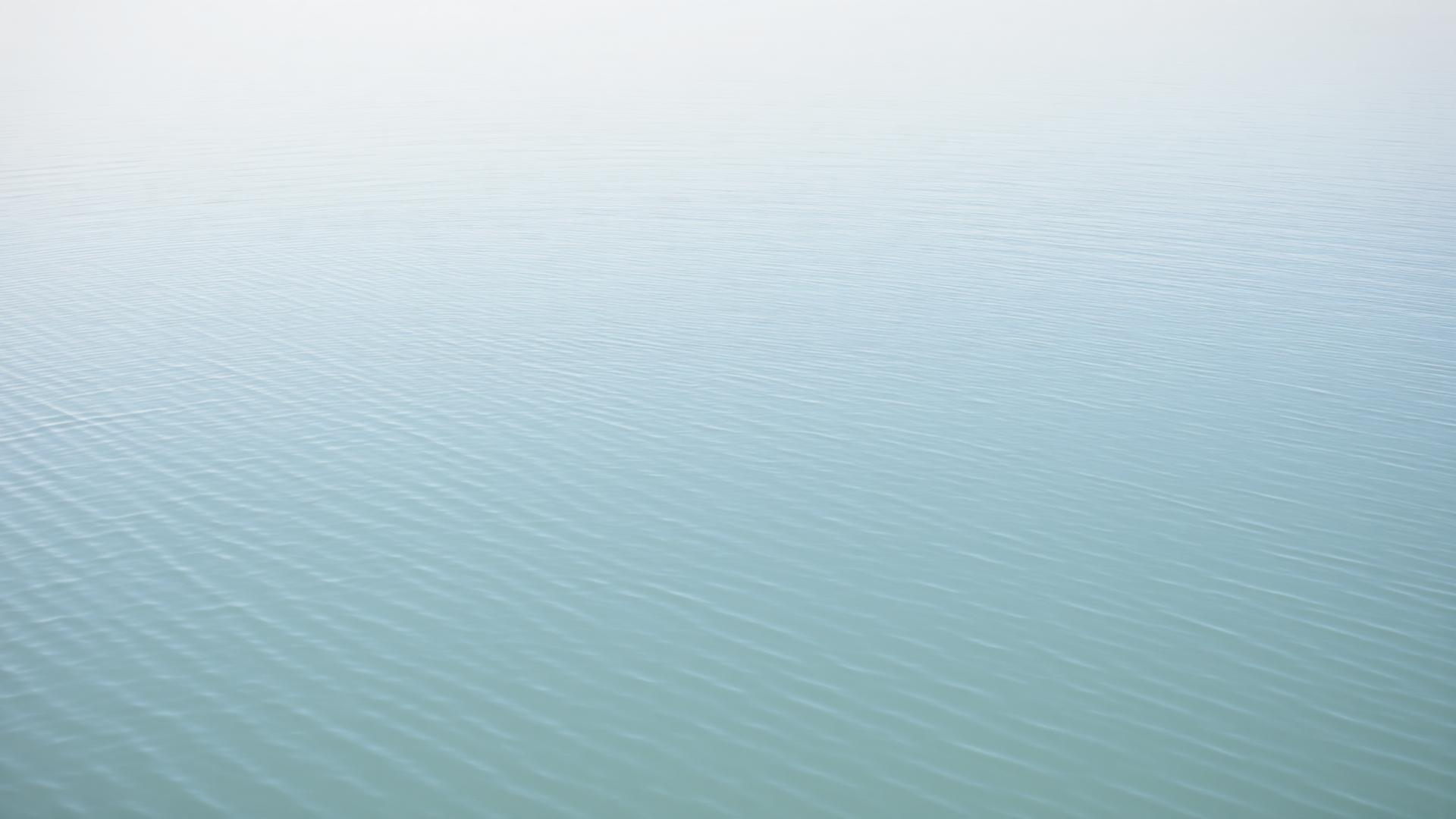 Rustig, glinsterend wateroppervlak